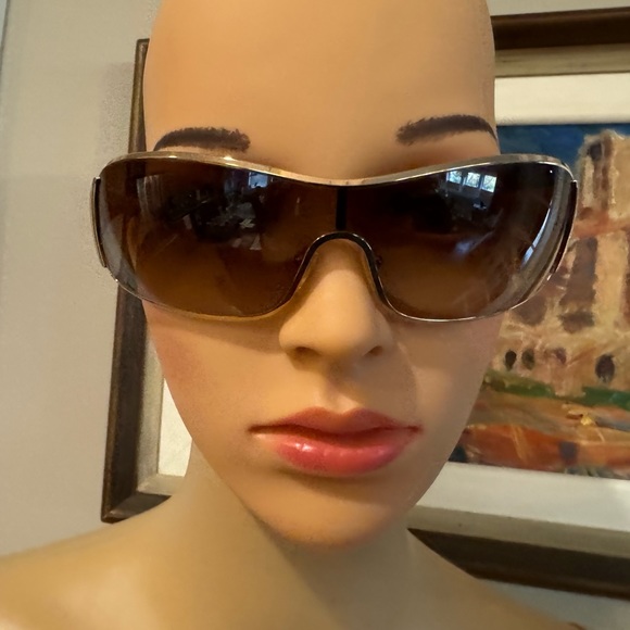 Beautiful gold-rimmed Prada sunglasses with logo. Case and cloth included! - Picture 6 of 16
